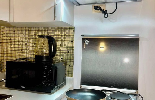 Paranaque Casa | Solstiza Suite - Central condo near airport, Okada, Mall of Asia 60 with inch TV