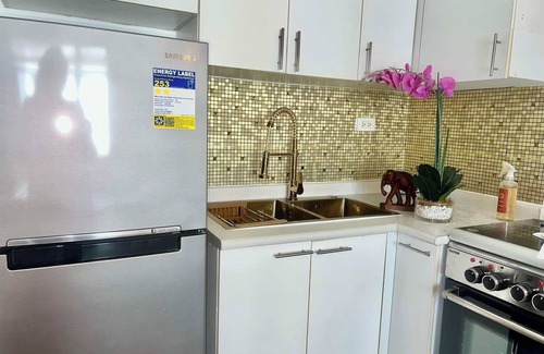Paranaque Casa | Solstiza Suite - Central condo near airport, Okada, Mall of Asia 60 with inch TV