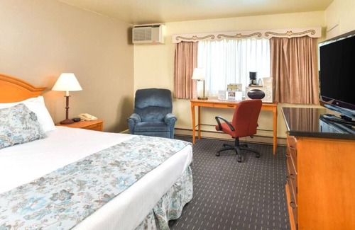Solvang Hotel | Solvang Theaterfest Lodging! Continental Breakfast, Parking, Outdoor Pool!