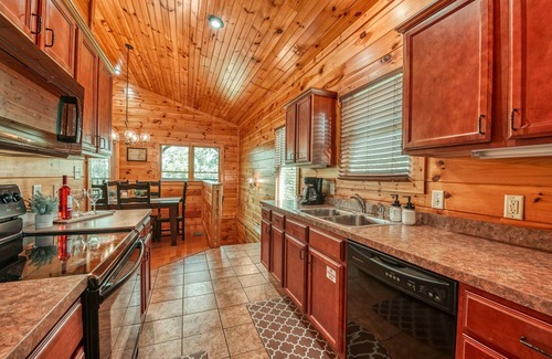 Gatlinburg Cabina | ☀Someday Cabin! Pet Friendly✔HotTub✔Game Room✔Grill✔