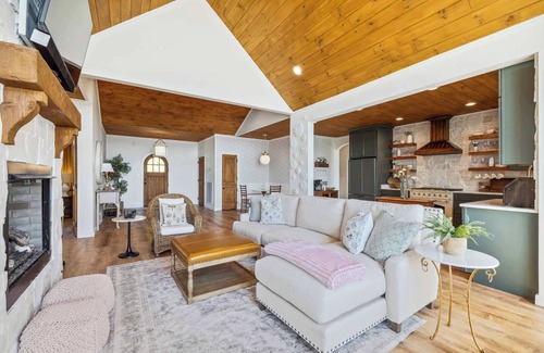 Dandridge Casa | Someday Cottage, Luxury Lakefront Views for 6 withPool & Billiards!