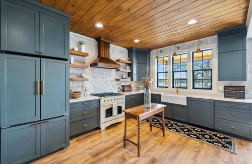Dandridge Casa | Someday Cottage, Luxury Lakefront Views for 6 withPool & Billiards!