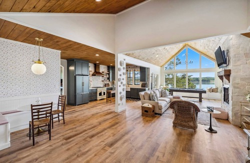 Dandridge Casa | Someday Cottage, Luxury Lakefront Views for 6 withPool & Billiards!