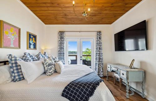Dandridge Casa | Someday Cottage Luxury Lakefront Views for 6 withPool & Billiards
