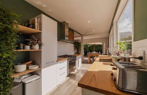 Somerfield Casa | Somerfield Statement - Bold 3BR House on Barrington