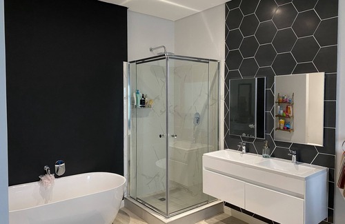 Trawal Apartamento | Somerset West Luxury Flat in Gated Community - gym, coffee shop, walking paths!