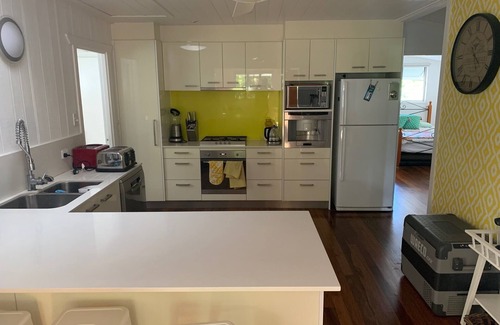 Somerset Dam Casa | Somertime Cottage - Relax with family & friends 4 bed, 2 bath house sleeping ten