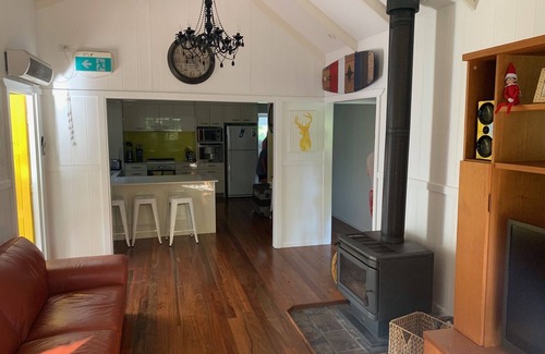 Somerset Dam Casa | Somertime Cottage - Relax with family & friends 4 bed, 2 bath house sleeping ten