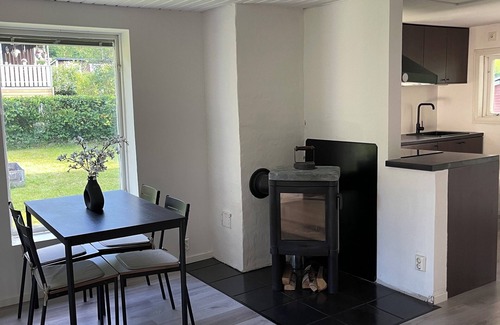 Sodertalje Cabina | Sommarstigen 1 - Modern & Sjönära Stuga med Privat Bastu