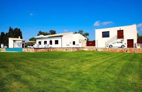 Llubi Villa | Son Calet 156 moderna villa con piscina privada, jardín, zona barbacoa y aire acondicionado