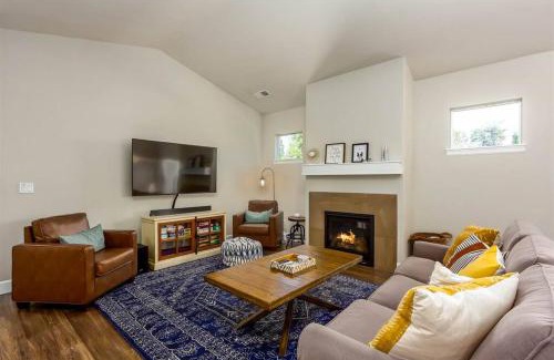 Old Farm District Casa | Sonata Getaway Pet friendly Near Old Mill District