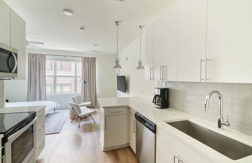 Rutledge Hill Apartamento | Sonder at LC SoBro | Studio Apartment
