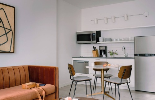 Hunters Point Apartamento | Sonder Court Square | One-Bedroom Apartment