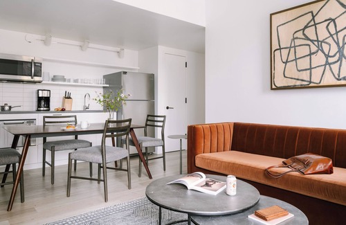 Hunters Point Apartamento | Sonder Court Square | Two-Bedroom Apartment