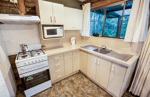 Lakes Entrance Cabaña | Nestled in a peaceful bush setting lies this tranquil log cabin getaway