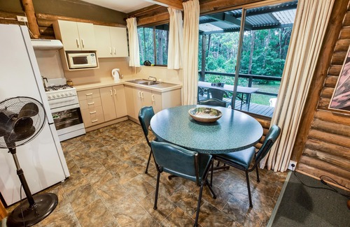 Lakes Entrance Cabaña | Nestled in a peaceful bush setting lies this tranquil log cabin getaway