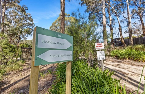 Lakes Entrance Cabaña | Nestled in a peaceful bush setting lies this tranquil log cabin getaway