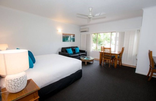 Port Douglas Complejo | C217 HABITACIÓN DELUXE KING MÁS DOS BICICLETAS DE EMPUJE GRATUITAS EN RAMADA RESORT