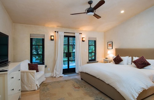 Kenwood Villa | VILLA ELEGANTE DE CREEKSIDE, piscina, spa, petanca, círculo cerrado dr, césped, cargador Tesla
