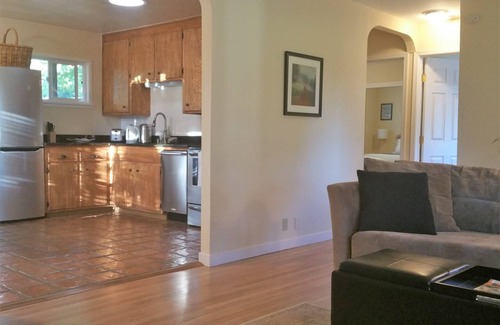 Sonoma Cabaña | Sonoma Vineyard Cottage - enjoy wine country life. Peaceful yet central locale!