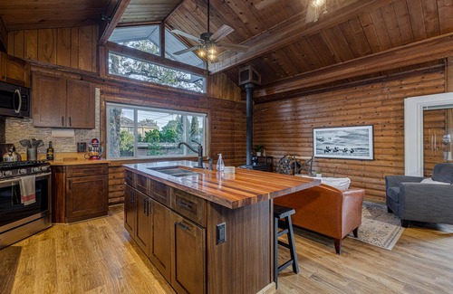 Fetters Hot Springs-Agua Caliente Cabina | Sonoma Wine Country Luxury Log Cabin