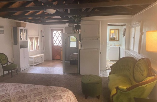 Sonora Apartamento | Sonora Treehouse Cottage. Charming studio w/ AC & WiFi in quaint historic town