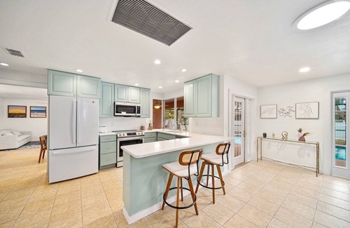East Rocks Casa | Sooner Beach Escape: Cute Pool Home in East Rocks
