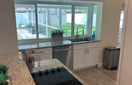 Pelican Casa | Soothing 2-bedroom house with AC, Pool & Hot tub with Privacy in Cape Coral