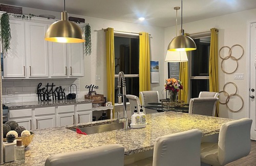 Richmond Casa | Soothing 4-bedroom house with AC in charming Booth