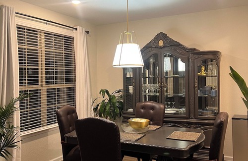 Richmond Casa | Soothing 4-bedroom house with AC in charming Booth