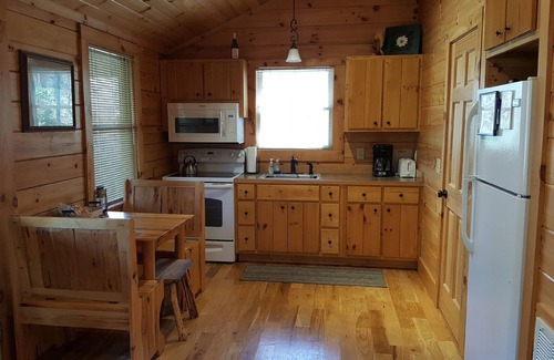 Hillsville Cabina | Los rápidos relajantes esperan en Buck Creek Cabin, en Parkway / I-77, cerca de Fancy Gap, VA