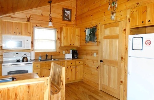 Hillsville Cabina | Los rápidos relajantes esperan en Buck Creek Cabin, en Parkway / I-77, cerca de Fancy Gap, VA