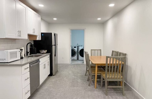 Mount Baker Condominio | Soothing Renovated 2-bedroom condo with AC & Laundry in vibrant Seattle Mt Baker