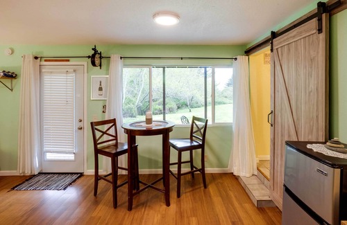 Smith River Apartamento | Soothing Studio w/ Lush Views: 2 Mi to Beach!