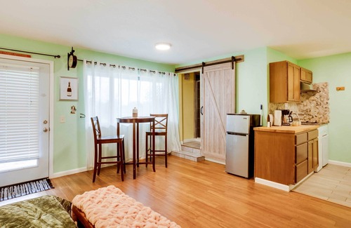 Smith River Apartamento | Soothing Studio w/ Lush Views: 2 Mi to Beach!