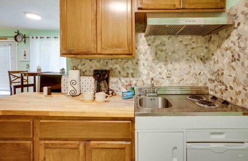 Smith River Apartamento | Soothing Studio w/ Lush Views: 2 Mi to Beach!