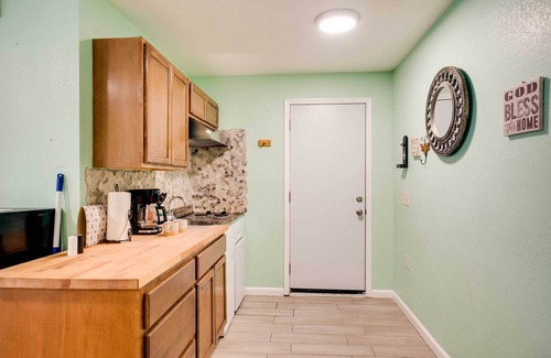 Smith River Apartamento | Soothing Studio w/ Lush Views: 2 Mi to Beach!