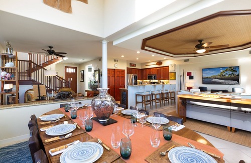 Kamuela Condominio | Sophisticated freshly remodeled two story Golf Villa w/Private Beach Club