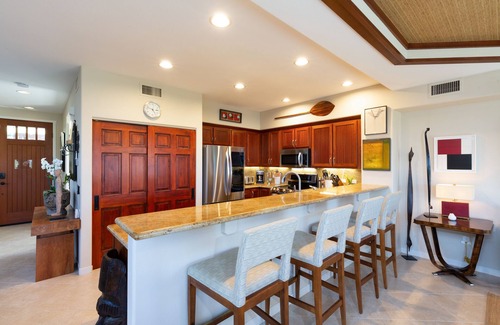 Kamuela Condominio | Sophisticated freshly remodeled two story Golf Villa w/Private Beach Club