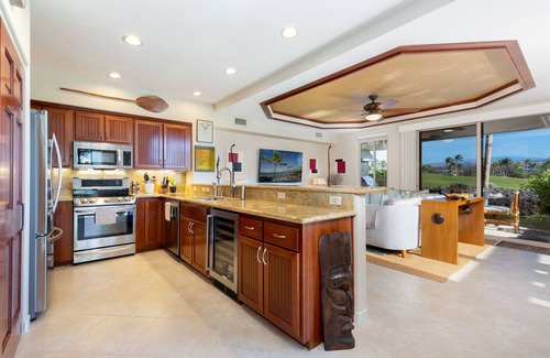 Kamuela Condominio | Sophisticated freshly remodeled two story Golf Villa w/Private Beach Club