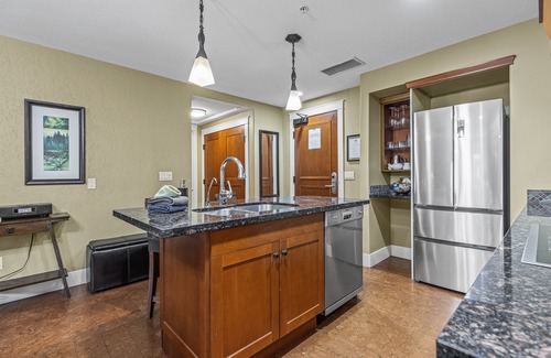 Canmore Condominio | Sophisticated Mountain Condo – Pool & Hot Tub