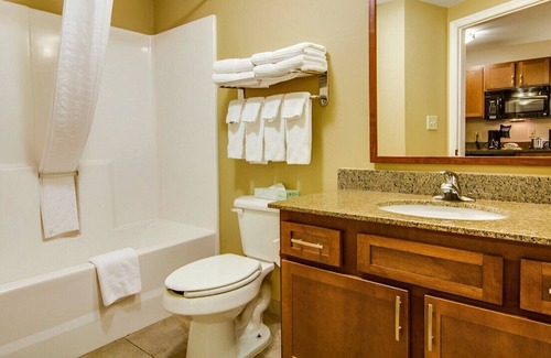Arlington Casa | Sophisticated Room w/ Cozy Ambiance! Pet-Friendly