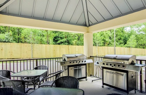 Arlington Casa | Sophisticated Room w/ Cozy Ambiance! Pet-Friendly