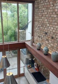 Sutton Apartamento | Sophisticated Seafront 3BD Suntrap Landscaped Yard