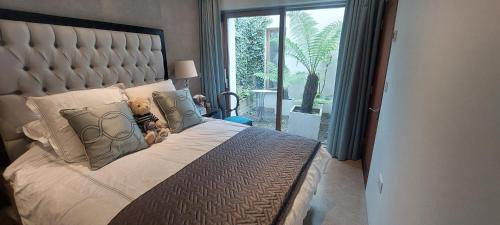 Sutton Apartamento | Sophisticated Seafront 3BD Suntrap Landscaped Yard