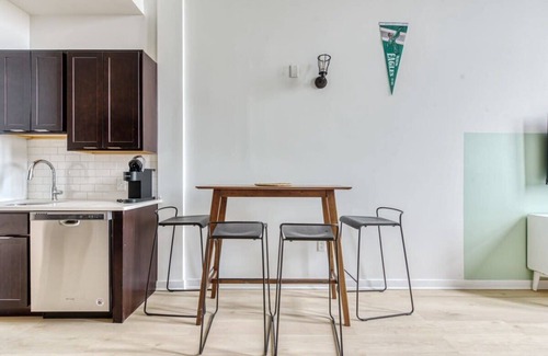 West Philadelphia Apartamento | Sosuite | 1BR Loft w W/D, Gym, Lounge