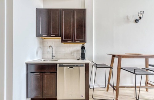 West Philadelphia Apartamento | Sosuite | 1BR Loft w W/D, Gym, Lounge