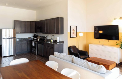 West Poplar Apartamento | Sosuite | 2BR Apt w W/D, Gym, On-Site Restaurant
