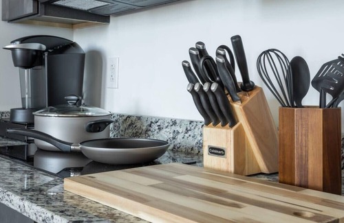 West Poplar Apartamento | Sosuite | 2BR Apt w W/D, Gym, On-Site Restaurant