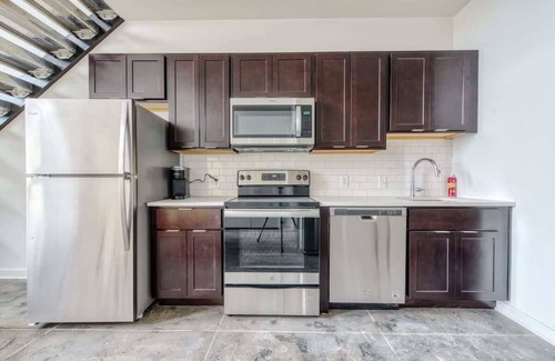 West Philadelphia Apartamento | Sosuite | 2BR Loft w W/D, Gym, Lounge